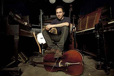 Diego Stocco mit seinen Instrumenten